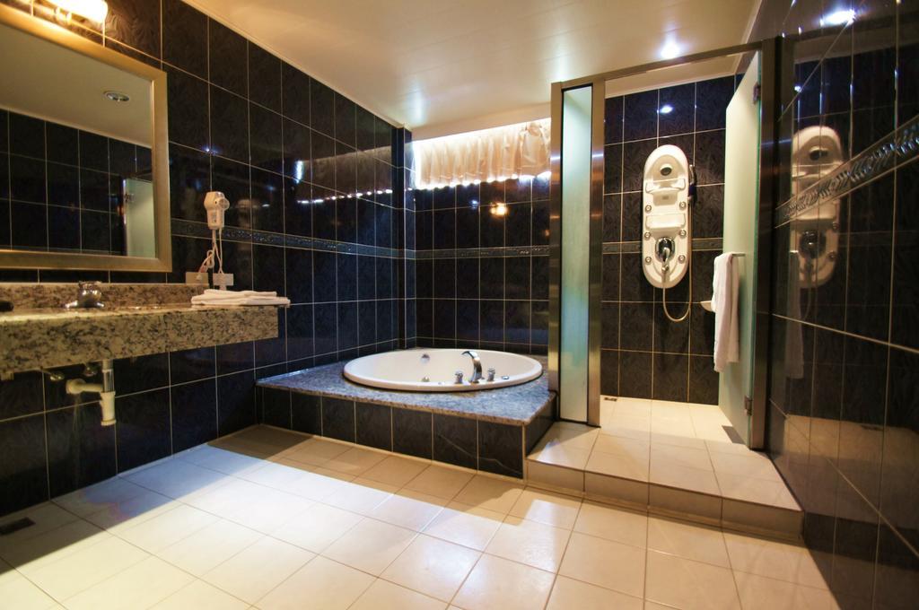 Beverly Garden Motel Chiayi Extérieur photo